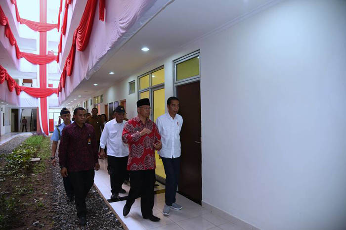 Setelah meresmikan jembatan gantung, Presiden melanjutkan perjalanan untuk meninjau Rusunawa Parakan Wetan di Kelurahan Parakan Wetan, Kecamatan Parakan, Kabupaten Temanggung.