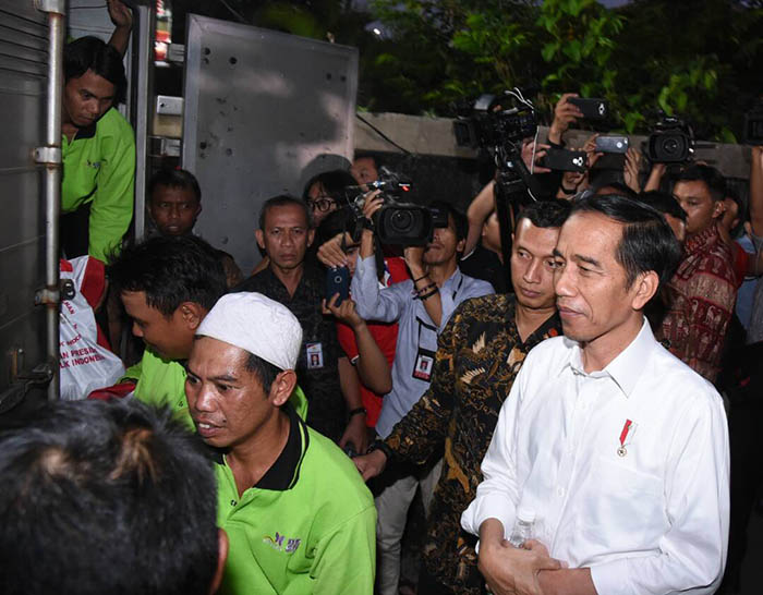 Presiden Joko Widodo membagikan sembako yang dibututuhkan masyarakat  di tengah Ramadhan.