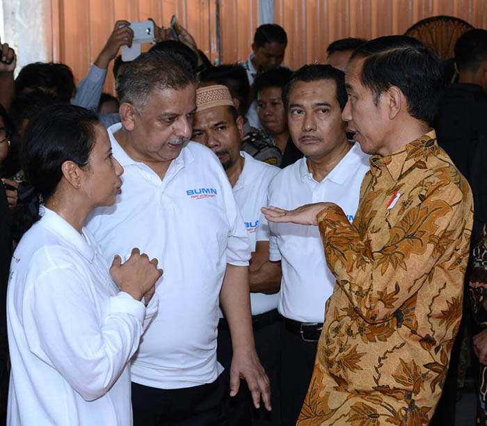 Menteri BUMN Rini Soemarno, Direktur Utama PT PLN Sofyan Basir, serta Direktur Utama BRI Suprajarto mendampingi Presiden Joko Widodo membagikan sembako kepada masyarakat.