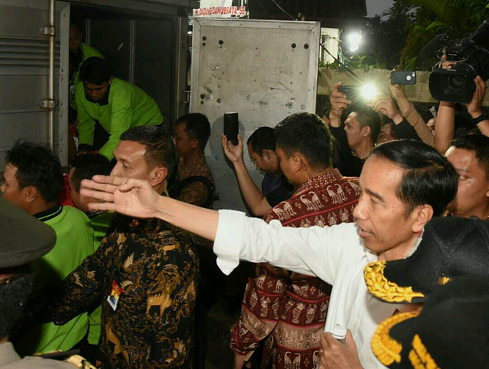 Masyarakat Gang Dahlia RT 02 RW 02, Kampung Pangkalan Raya, Desa Cibuluh, Kecamatan Bogor Utara, Jawa Barat. senang karena mendapatkan sembako sekaligus dikunjungi Kepala NEgara.