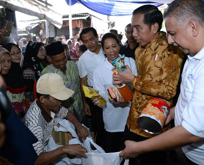 Kepala Negara berharap pembagian paket sembako ini bisa membantu warga di bulan Ramadhan.