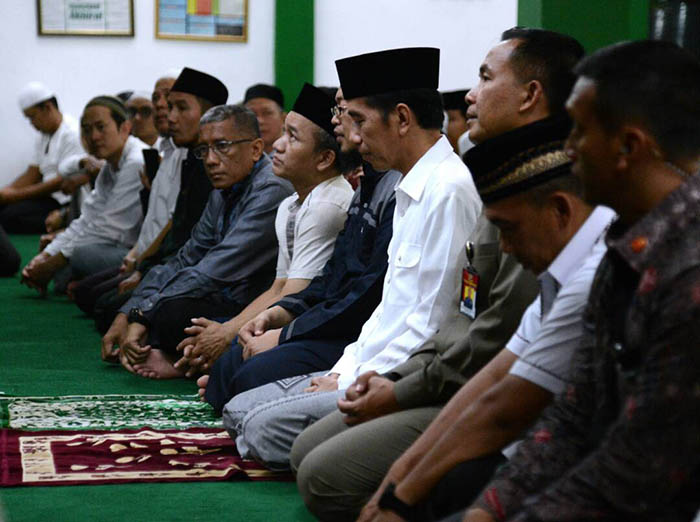 Presiden Joko Widodo melakukan salat Tarawih di Masjid Jami Assa'adah, Sentul, Bogor.