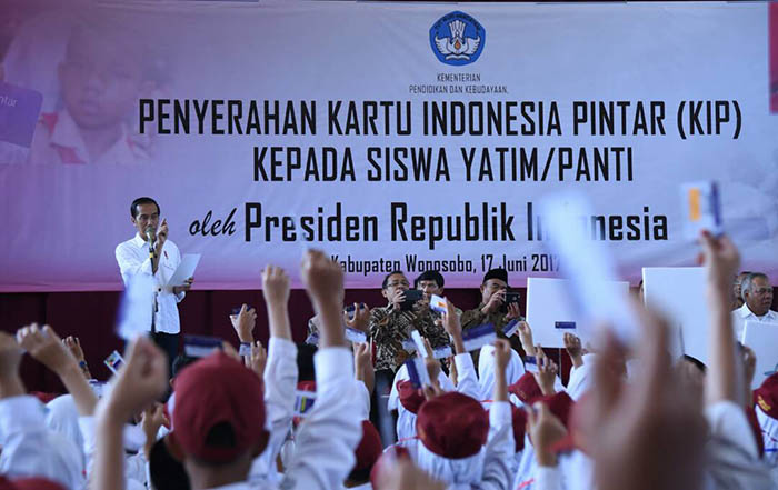Presiden Joko Widodo mengingatkan agar para pelajar harus belajar yang rajin sehingga dapat melanjutkan ke jenjang yang lebih tinggi.