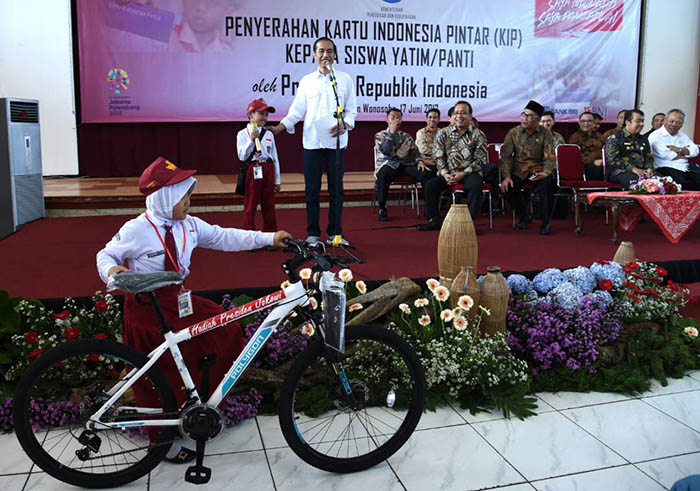 Nabila, seorang siswi SD, bersukacita karena mendapatkan sepeda dari Presiden Joko Widodo.