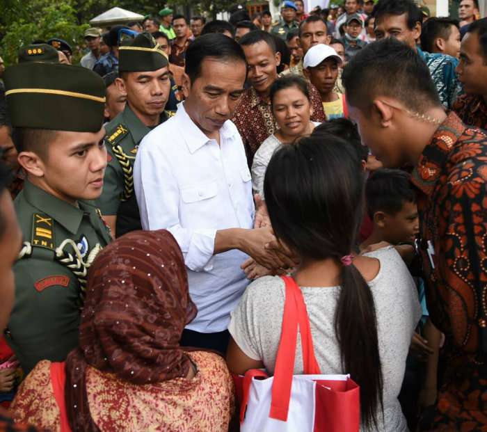 Presiden Joko Widodo membagikan sukacita lewat sembako yang diberikannya kepada warga saat mudik Lebaran.