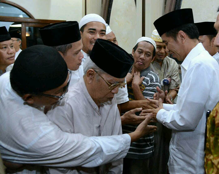 Selepas shalat Tarawih, Presiden Joko Widodo berinteraksi akrab dengan warga yang melakukan Tarawih di Masjid Al Muslimun.