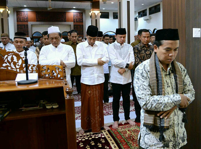 Presiden Joko Widodo khusyuk melaksanakan shalat Tarawih bersama warga Bogor di Masjid  Al Muslimun.