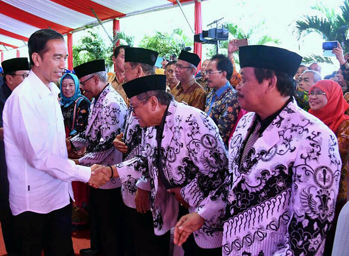 Presiden  bertemu dengan para guru dan staf SMA Negeri Taruna Nala Jawa Timur.