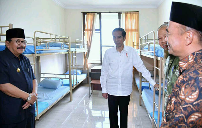 Presiden Joko Widodo meninjau fasilitas ruang tidur asrama SMA Negeri Taruna Nala Jawa Timur.