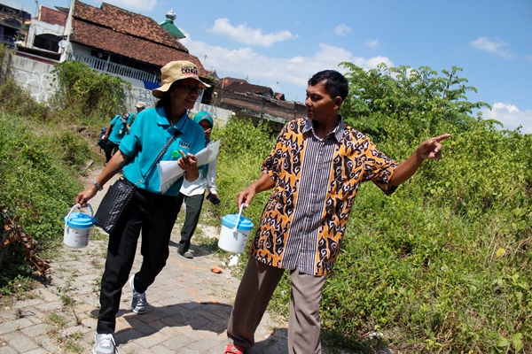 Warga Kelurahan Suryatmajan turut serta membantu peletakan ember nyamuk ber-Wolbachia 17 Mei 2017 (Foto Dok EDP Yogyakarta)