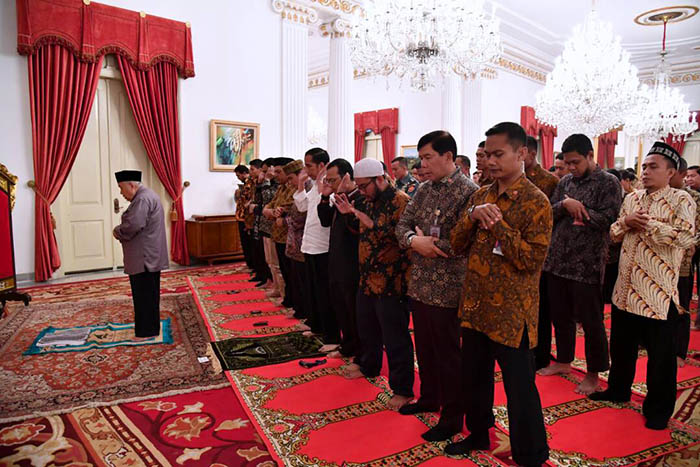 Presiden melakukan salat Magrib berjamaah di Istana Negara bersama para wartawan.