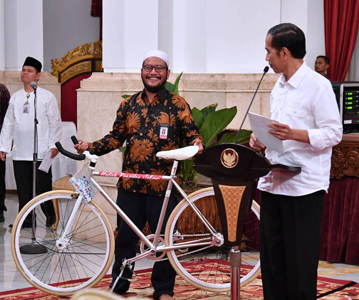 Tak lupa Presiden Joko WIdodo memberikan hadiah sepeda kepada wartawan yang mengenakan kaos kaki bolong.