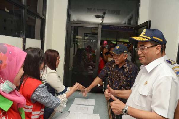 Menhub Budi Karya Sumadi berdialog dengan penumpang bus yang check in di Terminal Bus Kampung Rambutan, Jakarta Timur (Foto ISTIMEWA)