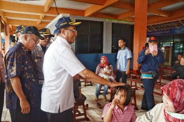 Menhub Budi Karya Sumadi berdialog dengan salah satu keluarga penumpang bus di Terminal Kampung Rambutan, Jakarta Timur (Foto ISTIMEWA)
