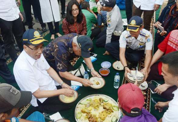 Menhub Budi Karya SUmadi dan Menteri PUPR Basuki Hadimuljono (kemeja batik, menunduk) menikmati makan siang untuk merayakan Idul Fitri 1438 H bersama pengemudi bus di Terminal Kampung Rambutan, Jakarta Timur (Foto ISTIMEWA)