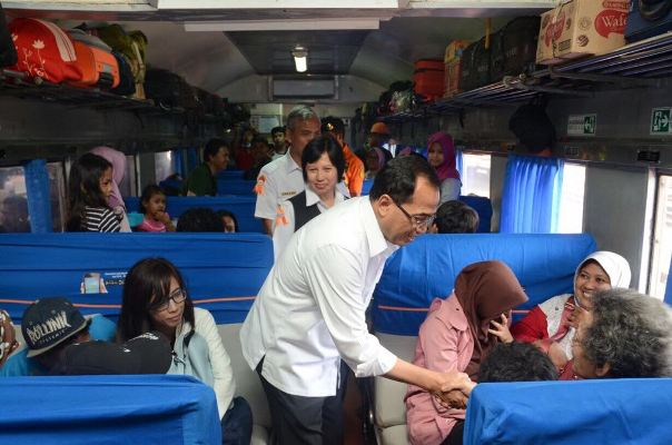Menhub Budi Karya Sumadi tengah berbincang dengan penumpang kereta api di Semarang, Jawa Tengah (Foto ISTIMEWA)