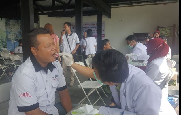 Salah satu karyawan Jogja Bay tengah menjalani pemeriksaan gigi gratis  (Foto ISTIMEWA) 