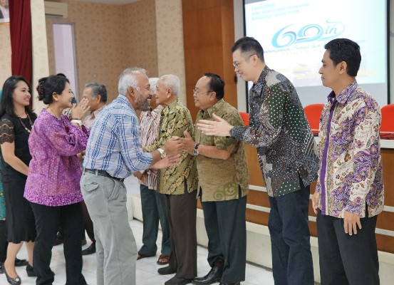 Dekan FISIPOL UGM Dr Erwan Agus Purwanto, M Si dan Ketua PSdK Dr Krisdyatmiko (paling kanan) menerima ucapan selamat dari tamu undangan Dies ke-60 PSdK FISIPOL UGM (Foto Taufiq Hakim/KAGAMA)