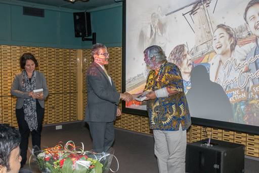 Atase Pendidikan dan Kebudayaan KBRI Den Haag, Prof. Hari Wibisono menerima secara simbolik buku “Negeri van Oranje” dalam Bahasa Belanda dari penerbit independen Belanda, Kees de Bakker (ISTIMEWA)