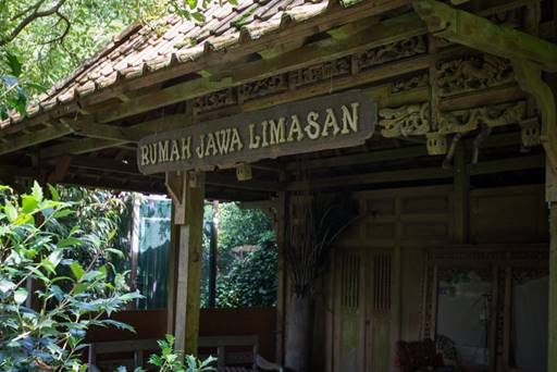Rumah adat etnis Jawa dengan arsitektur limasan di Taman Rempah Indonesia (Foto ISTIMEWA)