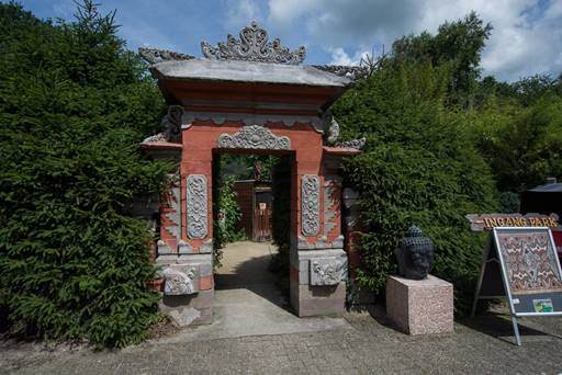 Sebuah gapura dari bangunan pura di Taman Rempah Indonesia di Steenwijk, Belanda (Foto ISTIMEWA)