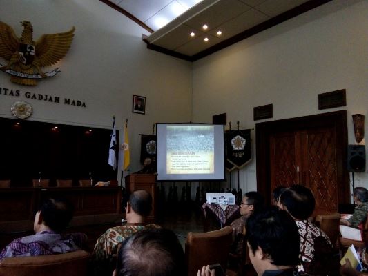 Undangan dan peserta Kursus Pancasila menyaksikan pemutaran film Pancasila yang dipandu oleh Prof Dr Sutaryo, Sp. A. (K) (Foto Taufiq Hidayat/KAGAMA)