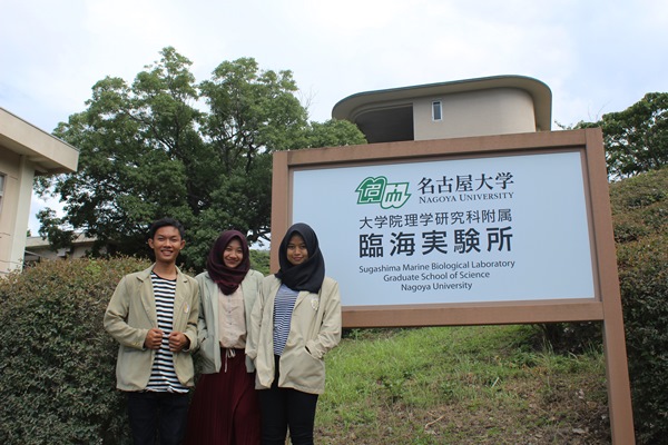 Catur Rudy Atmoko ( Fakultas Pertanian UGM) bersama Riris Anindya Ghifari dan Dewi Permatasari ( Fakultas Biologi UGM) tengah bersantai di halaman Nagoya University, Jepang (Foto ISTIMEWA)