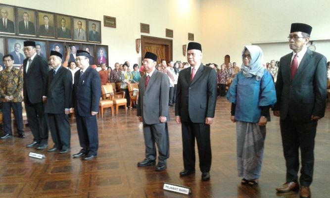 Pejabat Wakil Rektor UGM lama (kiri) dan Pejabat Wakil Rektor UGM baru (kanan) mengikuti prosesi Pelantikan dan Serah Terima Jabatan Wakil Rektor UGM (Foto R Toto Sugiharto/KAGAMA) 