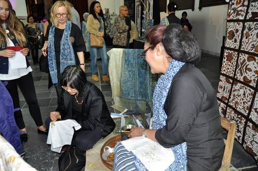 Pengunjung mengapresiasi  busana dari para perancang Bali dan Yogya bagus dipakai di Belanda (Foto ISTIMEWA)