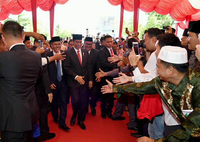 Setelah menghadiri pelantikan Gubernur dan Wakil Gubernur Aceh, Presiden Joko Widodo menyapa masyarakat Banda Aceh yang menantinya dengan antusiasme tinggi.