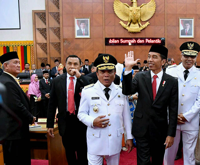 Kepala Negara menghadiri pelantikan Gubernur Aceh Irawandi Yusuf dan Wakil Gubernur Nova Iriansyah di Gedung Dewan Perwakilan Rakyat Aceh (DPRA).