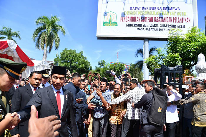 Masyarakat Banda Aceh begitu antusias menerima kedatangan Presiden Joko Widodo yang menghadiri pelantikan Gubernur Aceh Irwandi Yusuf dan Wakil Gubernur  Nova Iriansyah di Gedung Dewan Perwakilan Rakyat Aceh (DPRA).