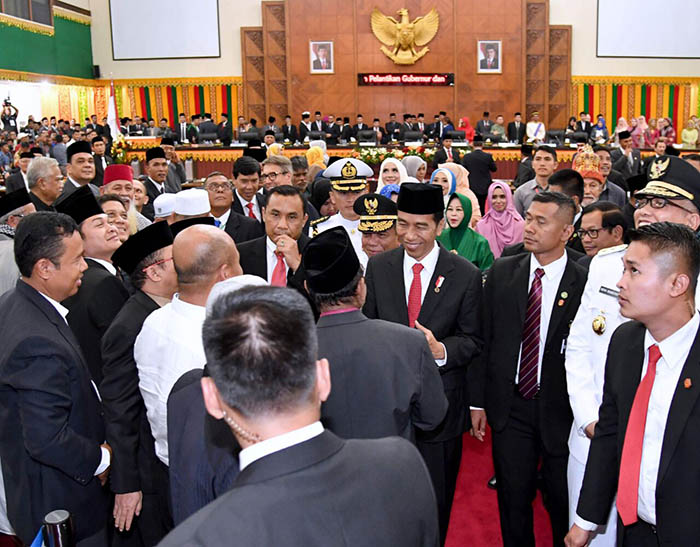 Kepala Negara juga beramah tamah dengan para anggota Dewan Perwakilan Rakyat Aceh (DPRA).