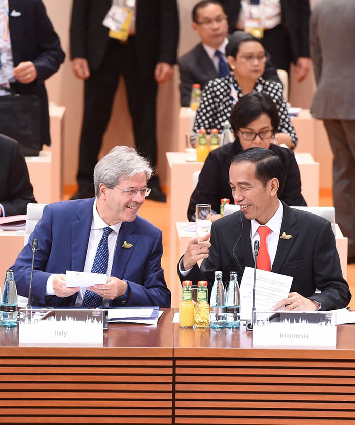 Presiden Joko Widodo berbincang akrab dengan Perdana Menteri Italia Paolo Gentiloni di sela-sela forum KTT G20.