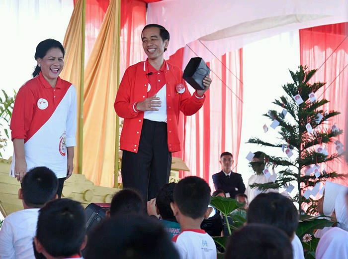 Presiden Joko Widodo memperlihatkan trik sulap yang dikuasainya dibantu Ibu Negara Iriana Joko Widodo  sehingga membuat anak-anak terkesima.