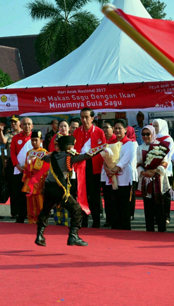 Presiden Joko Widodo dan Inu Negara Iriana Joko Widodo mendapat sambutan beragam kreativitas seni dari anak-anak sebelum naik ke podium.