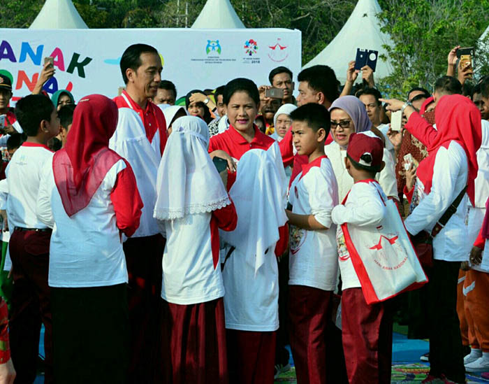 Presiden dan Ibu Negara  Iriana Joko Widodo dengan senang melayani permintaan anak-anak yang mau  melakukan foto bersama.