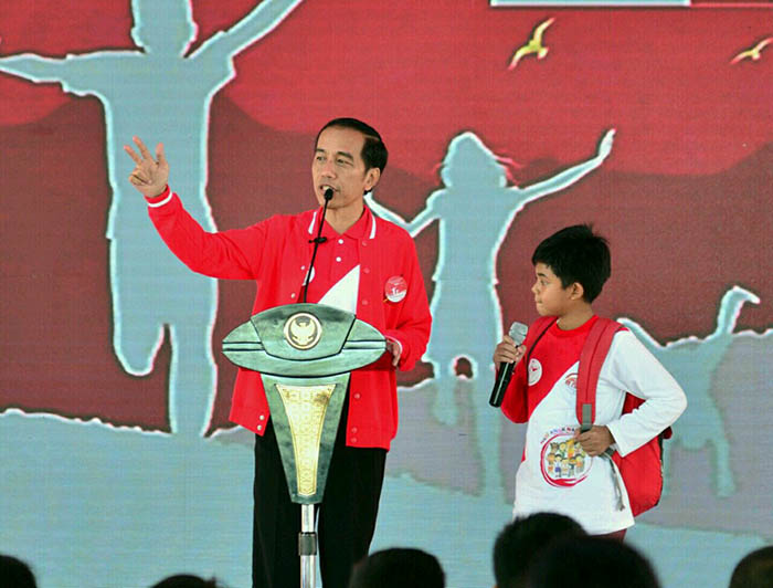 Presiden Joko Widodo berdialog dengan sekaligus berpesan agar anak-anak untuk tidak membully temannya dan selalu menjunjung tinggi nilai-nilai budi pekerti yang telah menjadi salah satu budaya masyarakat Indonesia.