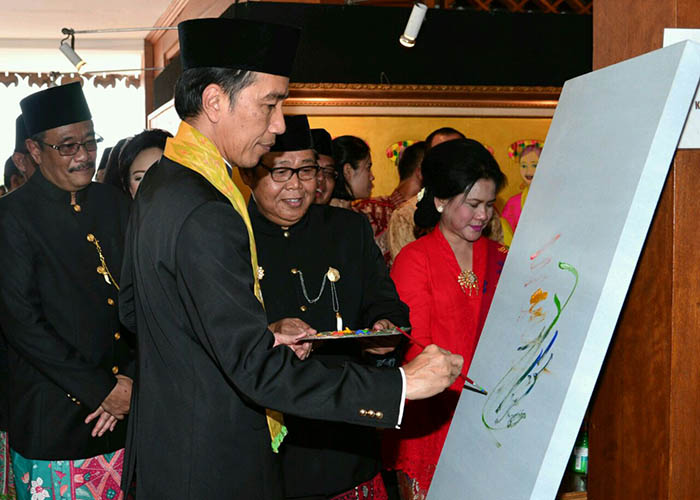 Presiden Joko Widodo sempat meninjau Pameran Lukisan Betawi dan sempat menorehkan kuas cat di atas kanvas, selanjutnya diteruskan melukis oleh pelukis Betawi Sarnadi Adam.
