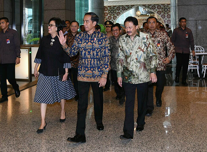 Kepala Negara didampingi Menteri Keuangan Sri Mulyani Indrawati dan Dirut BEI Tito Sulistio (kanan) meninjau langsung aktivitas BEI serta berdialog dengan para pelaku pasar.