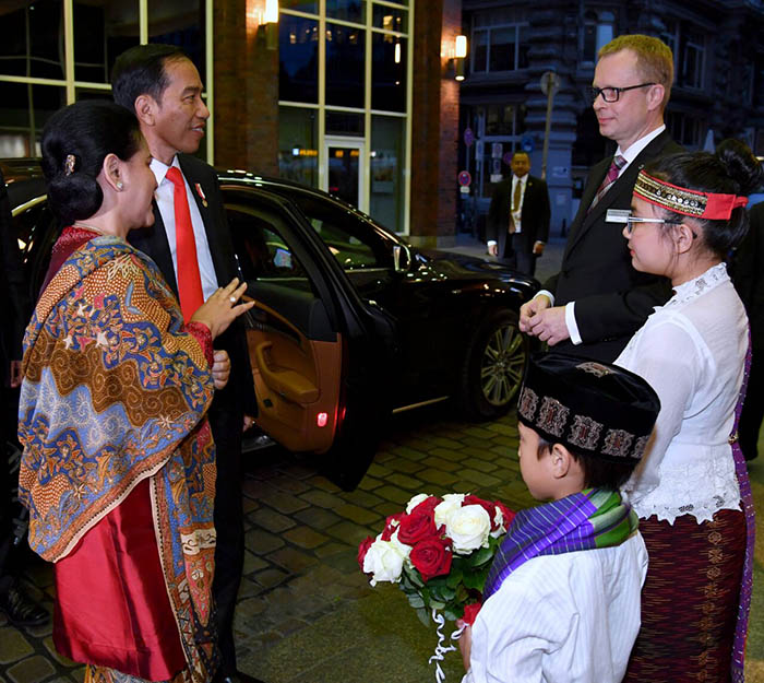 Kepala Negara dan Ibu Negara Iriana Joko Widodo diasmbut Kepala Protokol Jerman Jurgen Christian Mertens setelah mendarat di Hamburg.