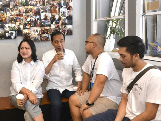 Ibu Negara Iriana Joko Widodo mendampingi Kepala Negara yang menikmati suguhan kopi susu seraya berbincang santai dengan sang pemilik kedai kopi,  Andanu Prasetyo (kedua dari kanan).