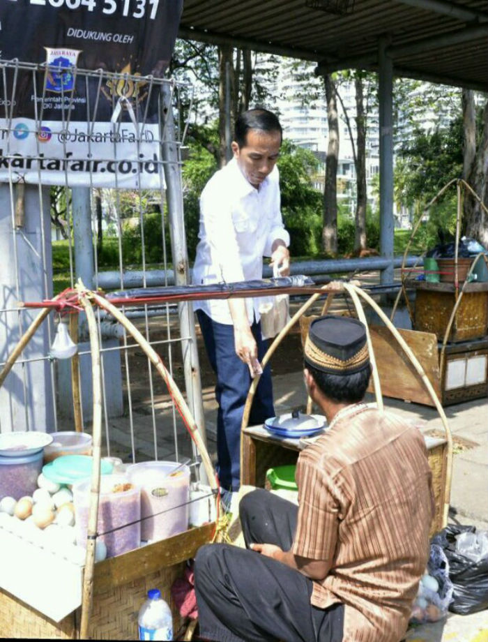 Dua Kerak Telor seharga 50 ribu rupiah  dibeli Presiden Joko Widodo sebelum mampir ke rumah makan di kawasan Sunter, Jakarta Utara.