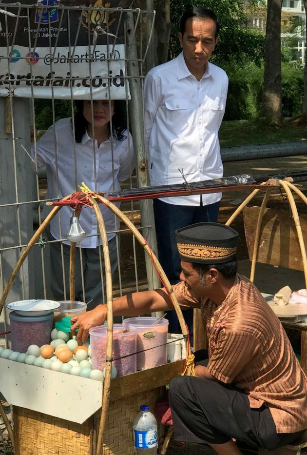 Setelah menikmati kopi susu di Cipete, Presiden pergi ke Kemayoran untuk mengganjal perut dengan sajian khas Betawi, Kerak Telor, yang dijual pedagang keliling di pinggir jalan.