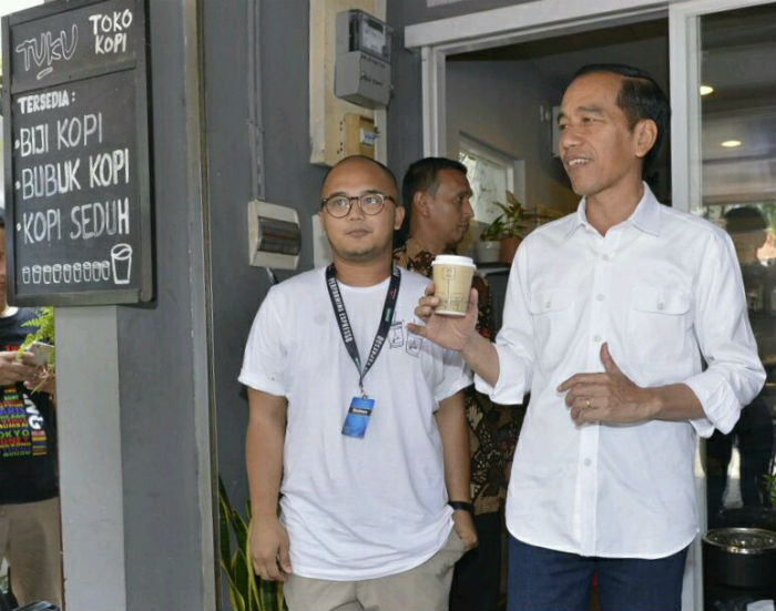 Presiden Joko Widodo senang banyak generasi muda seperti  Andanu Prasetyo (kiri) mengembangkan usaha mandiri sekaligus memperkenalkan merek lokal.