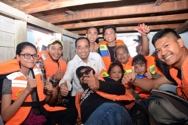 Menhub Budi Karya Sumadi berfoto bersama penumpang kapal yang telah mengenakan life jacket (Foto ISTIMEWA)