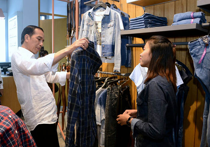 Presiden Joko Widodo menyempatkan diri berbelanja pakaian di sebuah mal saat berkunjung ke Makassar.
