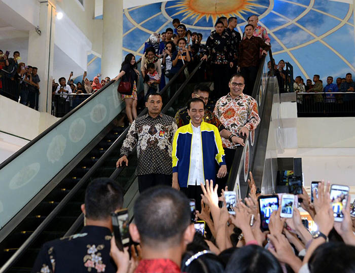Kemana pun Presiden Joko Widodo berada selalu menarik perhatian masyarakat sekitar yang dikunjunginya.