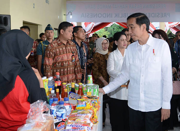 Seraya meninjau fasilitas Pasar Rakyat Maros Baru, Presiden Joko Widodo berdialog dengan pedagang soal ketersediaan dan harga barang.