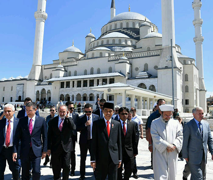 Presiden Joko Widodo dan Ibu Negara Iriana Joko Widodo mengunjungi Masjid Kocatepe yang terletak di Ankara, Turki, serta melaksanakan  shalat tahiyyatul masjid.